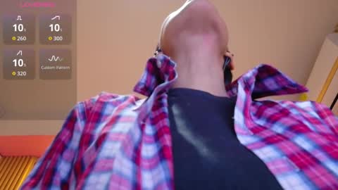 Snapshot of skinnyneighbour_ chatting on November 4, 2:54 am Karla online show from November 4, 2:54 am