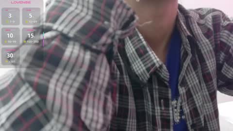 Snapshot of skinnyneighbour_ chatting on January 7, 2:58 am Karla online show from January 7, 2:58 am