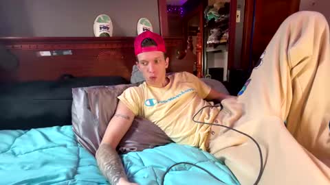 Snapshot of skittles933 chatting on February 19, 6:32 pm Skittles online show from February 19, 6:32 pm