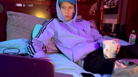 Snapshot of skittles933 chatting on February 24, 11:43 am Skittles online show from February 24, 11:43 am