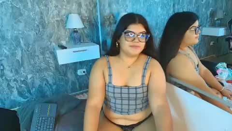 sky_white_ online show from July 18, 11:47 am