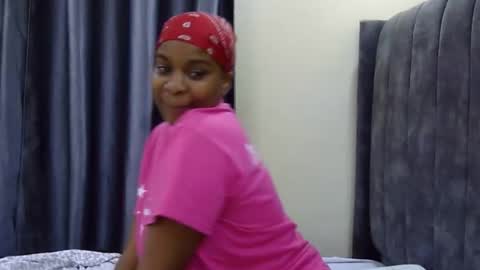 Snapshot of skylar_syn chatting on March 16, 5:55 am Skylar online show from March 16, 5:55 am