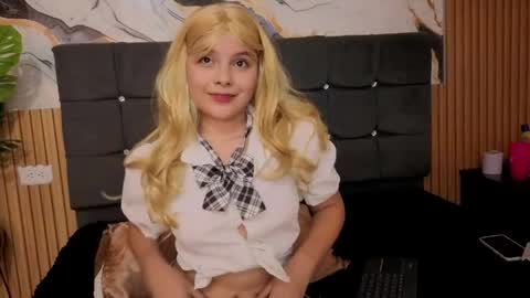 Snapshot of skylar_vox12 chatting on May 19, 8:15 pm skylar_vox12 online show from May 19, 8:15 pm