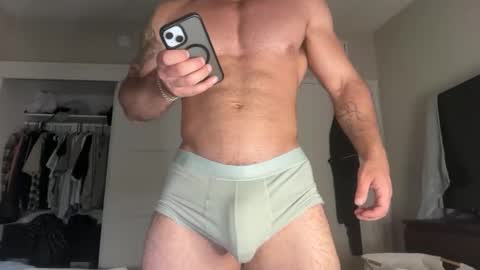 Snapshot of skylerflexes chatting on May 11, 12:05 am Skyler Flexes online show from May 11, 12:05 am