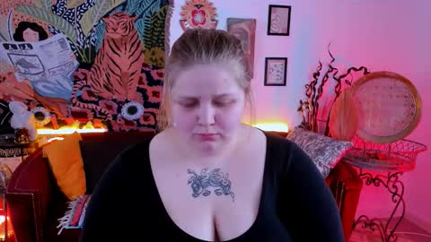 Snapshot of sladadeew chatting on February 7, 1:37 pm Slada Deew online show from February 7, 1:37 pm