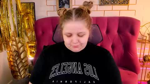 Snapshot of sladadeew chatting on February 19, 9:16 am Slada Deew online show from February 19, 9:16 am