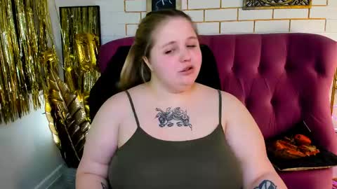 Snapshot of sladadeew chatting on April 20, 2:20 pm Slada Deew online show from April 20, 2:20 pm
