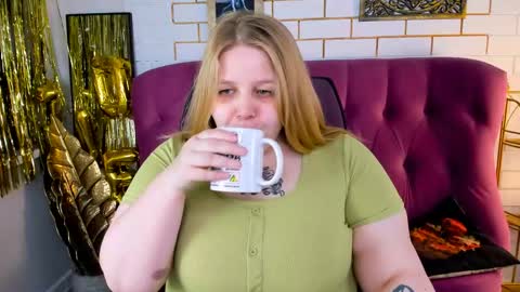 Snapshot of sladadeew chatting on April 22, 9:01 am Slada Deew online show from April 22, 9:01 am