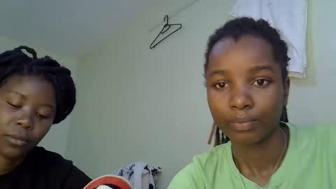 sleciah online show from December 19, 7:37 am