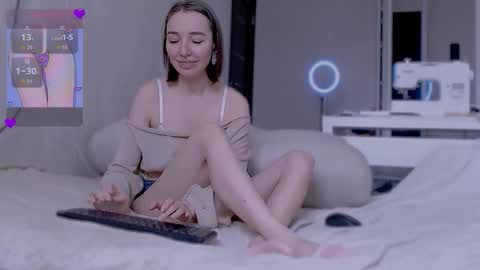 sleepy_ash_ online show from October 3, 11:18 am