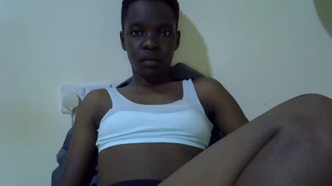 Snapshot of slender_queen chatting on April 13, 3:23 am slender_queen online show from April 13, 3:23 am