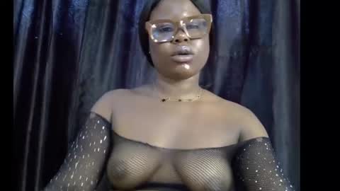 Snapshot of slim_thick12 chatting on November 11, 9:42 am Tems online show from November 11, 9:42 am