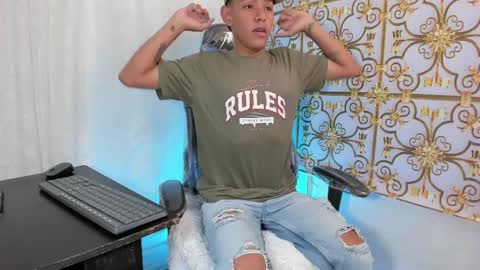 SlimLatino  online show from April 4, 12:24 pm