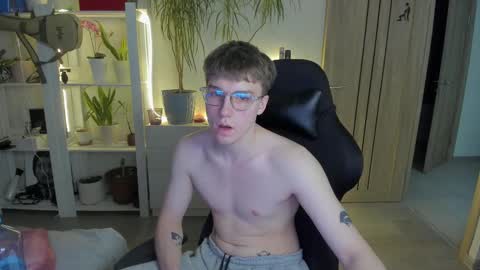 Snapshot of slippery_baby chatting on February 13, 12:35 am Mila online show from February 13, 12:35 am