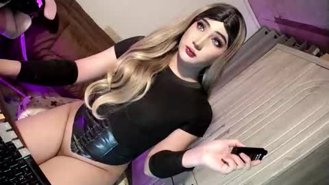 Snapshot of slut_bigcock chatting on June 1, 10:17 am Nathalie online show from June 1, 10:17 am