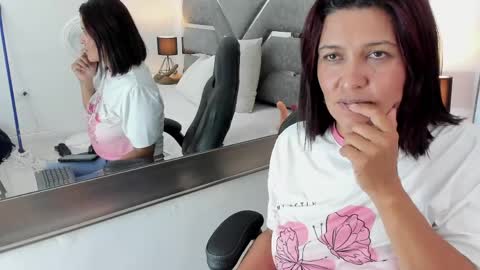 Snapshot of slut_milf_ chatting on April 18, 9:04 pm slut_milf_ online show from April 18, 9:04 pm