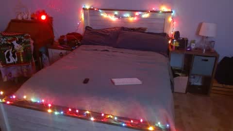 Rachel Lawrence online show from December 26, 3:06 am