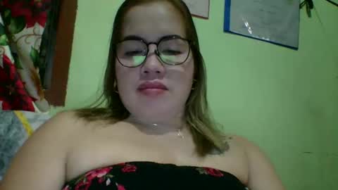 Snapshot of small_boobs59 chatting on February 4, 9:37 am Lovewella online show from February 4, 9:37 am