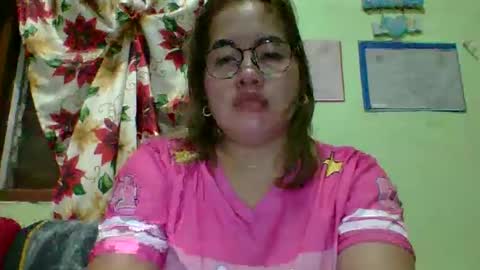 Snapshot of small_boobs59 chatting on February 6, 9:29 pm Lovewella online show from February 6, 9:29 pm