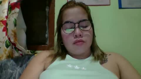 Snapshot of small_boobs59 chatting on February 13, 9:16 am Lovewella online show from February 13, 9:16 am