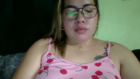 Snapshot of small_boobs59 chatting on February 19, 2:40 am Lovewella online show from February 19, 2:40 am