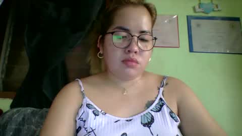 Snapshot of small_boobs59 chatting on February 28, 3:07 am Lovewella online show from February 28, 3:07 am