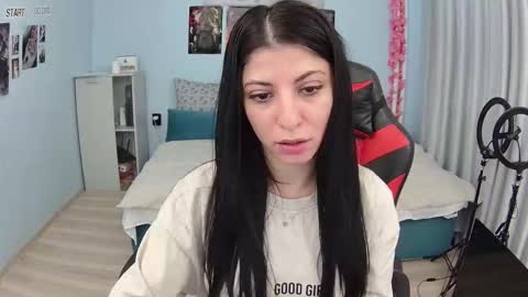 small_horny_girl online show from October 29, 8:27 am