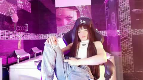 Small Hot19 online show from May 31, 9:49 am