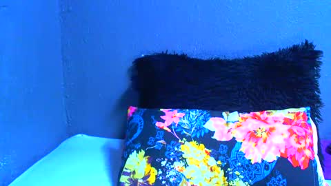 Snapshot of smallboobsxx chatting on July 4, 5:13 am smallboobsxx online show from July 4, 5:13 am
