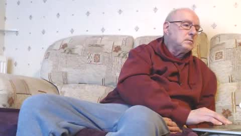 Snapshot of smallsteve562 chatting on December 2, 8:22 pm Steve online show from December 2, 8:22 pm