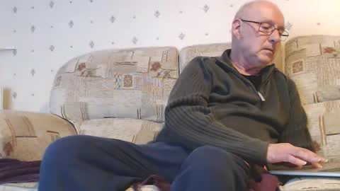 Snapshot of smallsteve562 chatting on December 17, 9:16 pm Steve online show from December 17, 9:16 pm