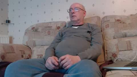 Snapshot of smallsteve562 chatting on December 21, 7:43 pm Steve online show from December 21, 7:43 pm