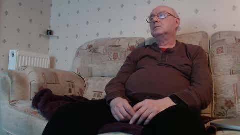 Snapshot of smallsteve562 chatting on February 8, 7:39 pm Steve online show from February 8, 7:39 pm