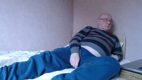 Snapshot of smallsteve562 chatting on February 12, 12:44 pm Steve online show from February 12, 12:44 pm