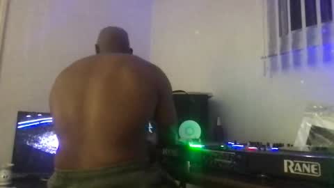 Snapshot of smellmycologne chatting on November 22, 5:17 am smellmycologne online show from November 22, 5:17 am