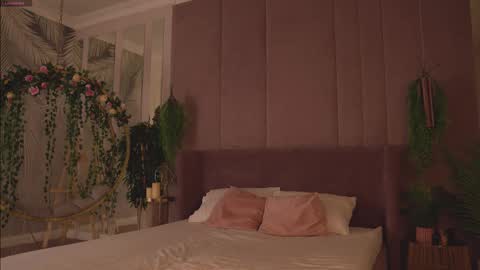 Mia online show from November 16, 5:02 am