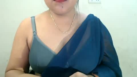 Snapshot of smiley_queen99 chatting on June 13, 1:53 pm smiley online show from June 13, 1:53 pm