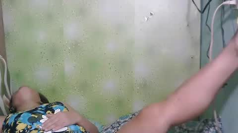 Snapshot of smilinglady27 chatting on December 12, 10:34 am smilinglady27 online show from December 12, 10:34 am