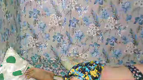 Snapshot of smilinglady27 chatting on October 31, 7:37 pm smilinglady27 online show from October 31, 7:37 pm