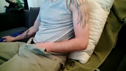 Snapshot of smokeandwatching chatting on January 3, 2:08 pm Smokeandwatching online show from January 3, 2:08 pm