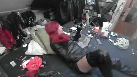 Snapshot of smokeslut365 chatting on September 26, 11:09 pm smokeslut365 online show from September 26, 11:09 pm