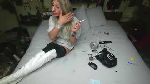 Snapshot of smokeslut365 chatting on October 18, 9:04 pm smokeslut365 online show from October 18, 9:04 pm