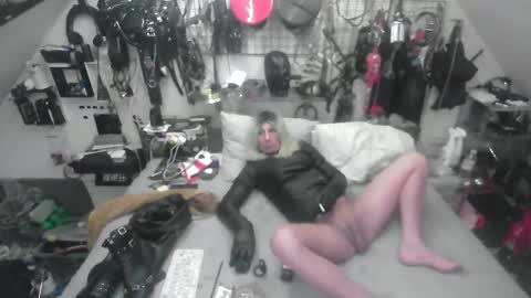 Snapshot of smokeslut365 chatting on December 19, 10:06 pm smokeslut365 online show from December 19, 10:06 pm