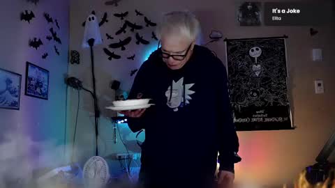 Snapshot of snarfle chatting on December 4, 5:49 am Viiscount Snarfle Von Snarfenberg online show from December 4, 5:49 am