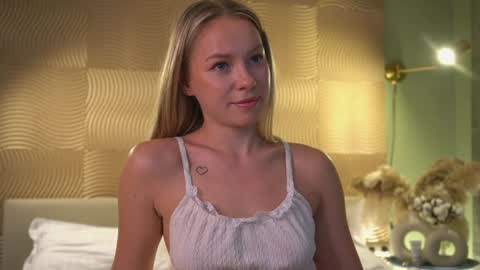 Candice Snow online show from December 4, 1:42 pm