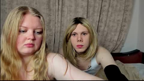 Snapshot of snowwgirll chatting on February 16, 12:40 am Snowwgirlls online show from February 16, 12:40 am