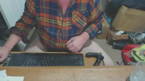 Snapshot of snwplwdrvr chatting on February 7, 2:40 am snwplwdrvr online show from February 7, 2:40 am