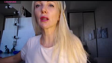 Snapshot of so_sexy_monna chatting on October 4, 11:08 am Monna online show from October 4, 11:08 am