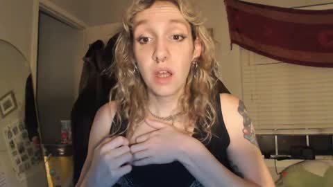 Snapshot of soffpurr chatting on May 20, 7:14 am Lilytea online show from May 20, 7:14 am