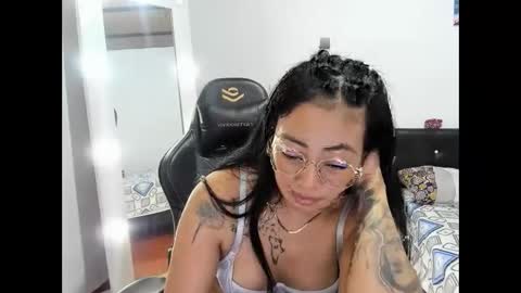 Snapshot of sofhya_jay9 chatting on December 30, 3:47 am Evainked online show from December 30, 3:47 am